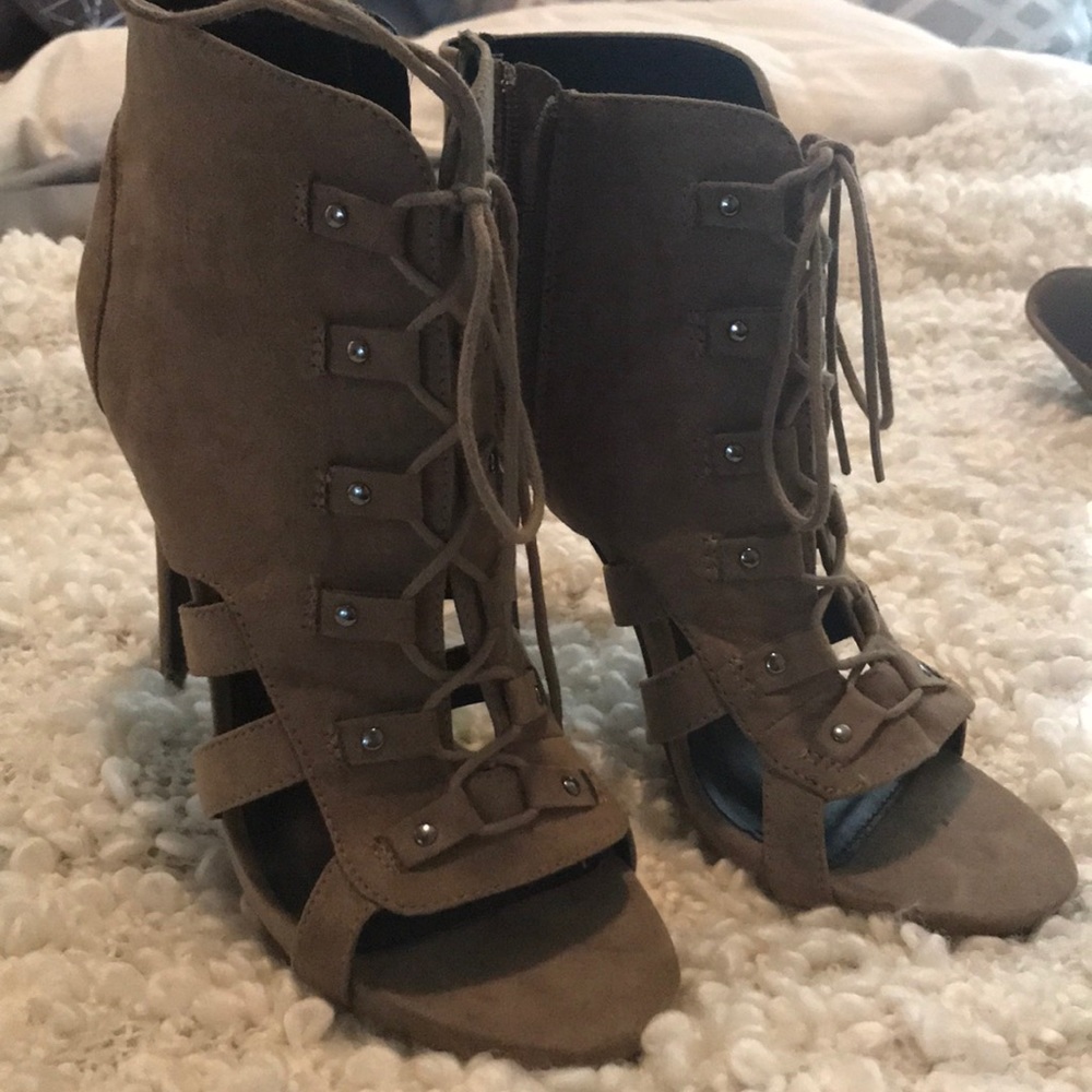 Heels - Picture 2 of 4